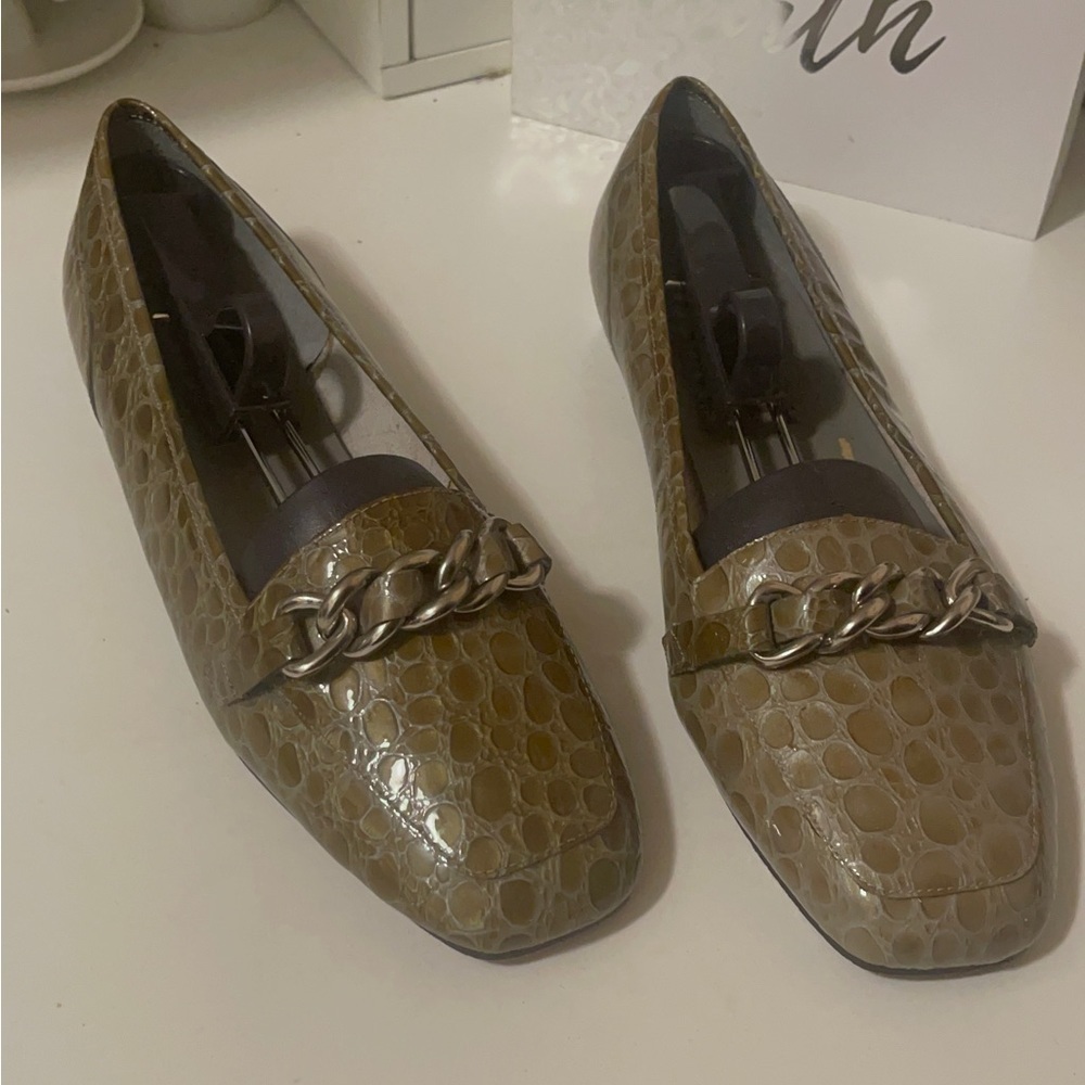 Enzo Angeloni, beautiful lime color, leather shoes with the thick silver chain